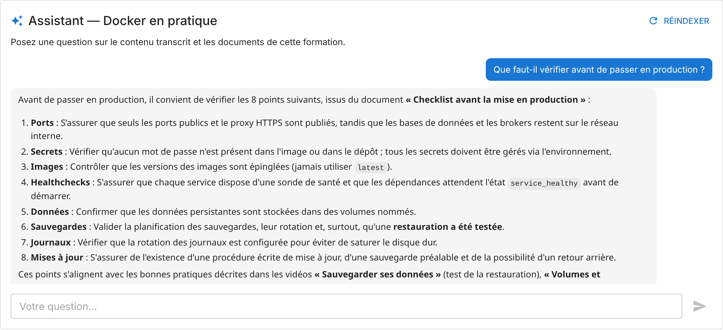 Assistant de formation : une question posée, une réponse structurée et la liste des sources citées.