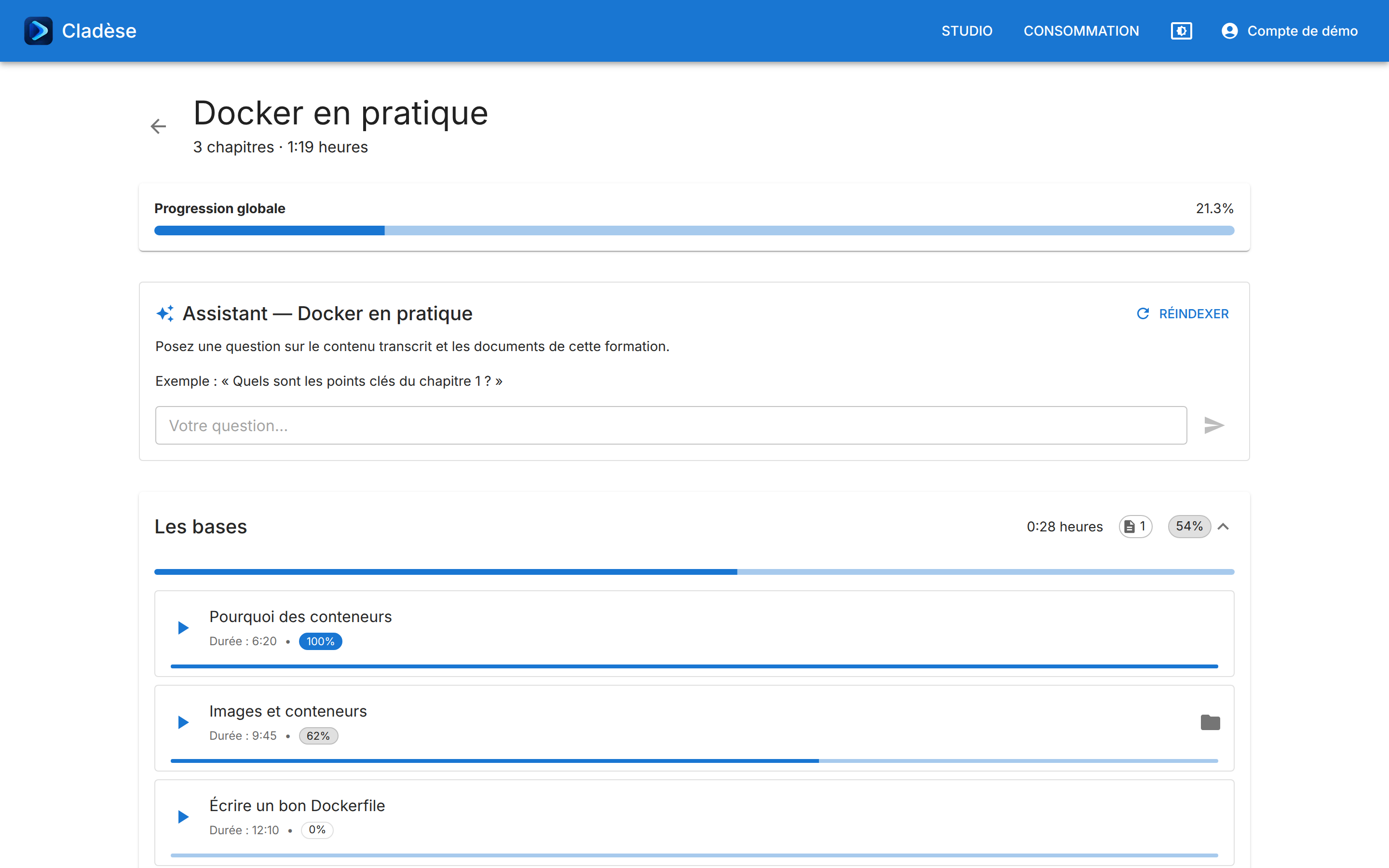 Page d'une formation : progression globale, assistant, chapitres en accordéon avec la progression de chaque vidéo.